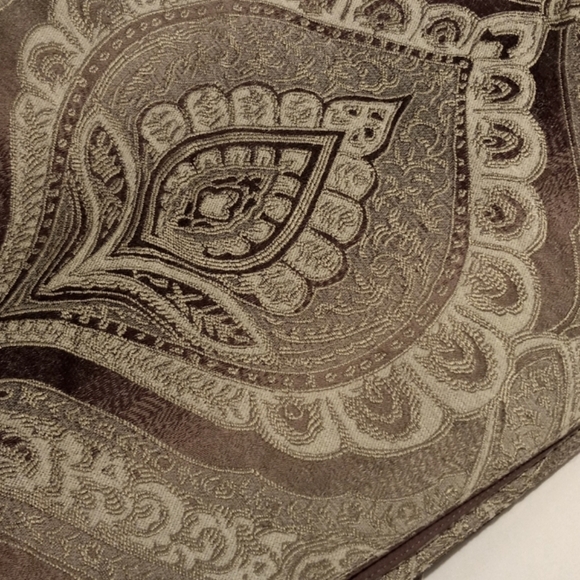 J. Queen New York™ Gianna 72-Inch Table Runner in Quartz - Picture 6 of 8